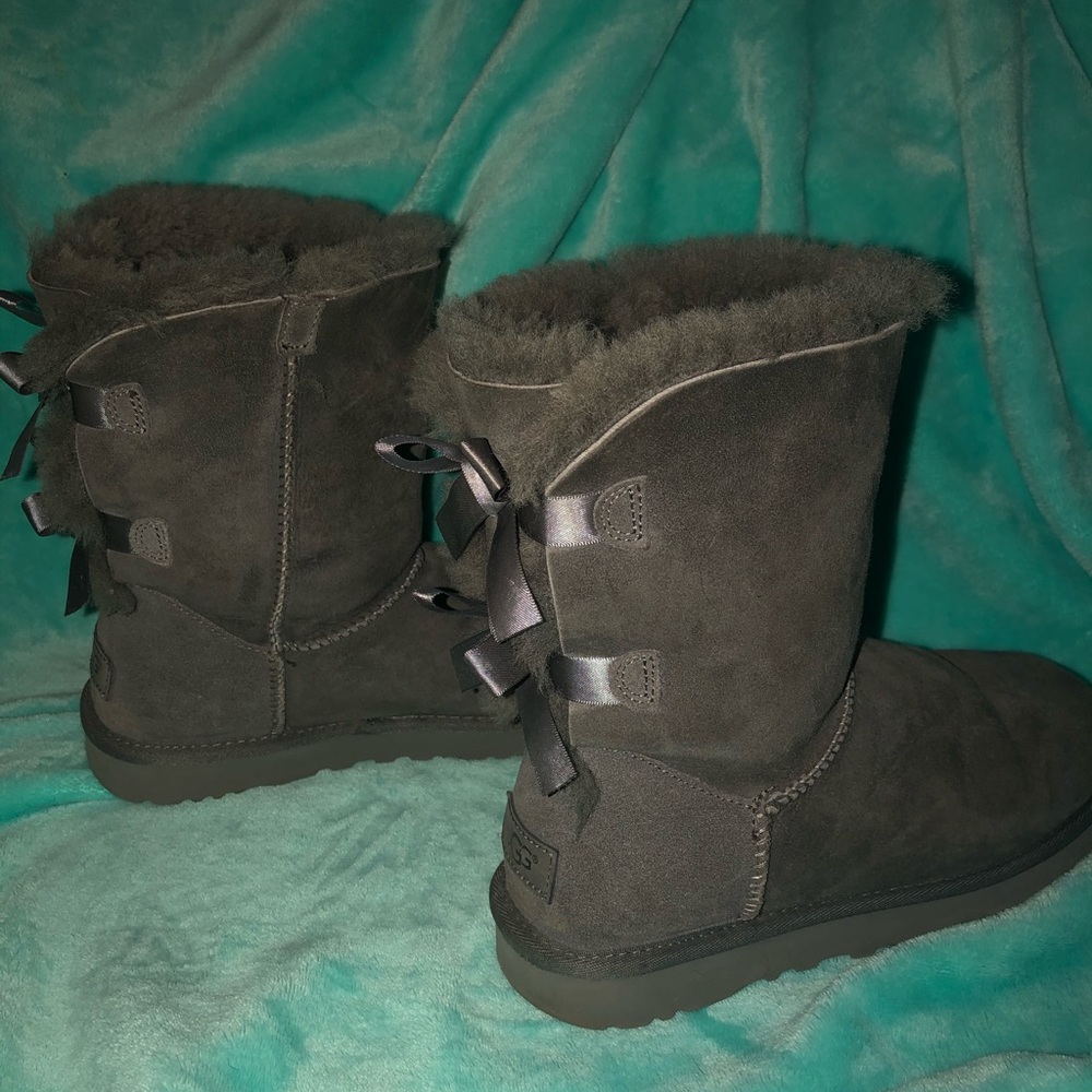 Ugg Women’s Grey Bailey Suede Bow ll Boots, size 8